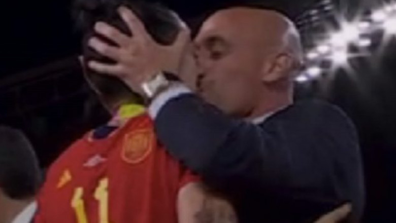 Photo of video | Scandal după Cupa Mondială. Președintele federației spaniole a sărutat pe buze o jucătoare la decernarea trofeului